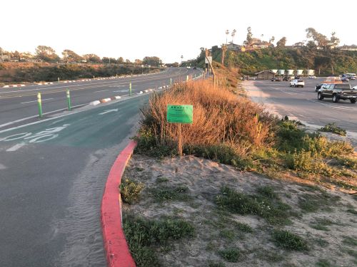 image of existing bike path and earthen slope along S. Highway 101 looking south